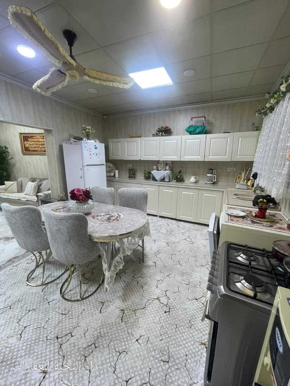 🏠 بيت طابقين حديث للبيع
​الموقع: كركوك، تسعين خلف صيدلية الريمي 
المساحة: 200 متر مربع.
نوع العقار: بناء حديث (نظام طابقتين منفصلتين).
​📋 تفاصيل وتوزيع الطوابق:
​الطابق الأول:
​غرفتين نوم.
​هول داخلي واسع.
​غرفة استقبال.
​مطبخ
​مجموعة صحيات.
​الطابق الثاني (منعزل تماماً - مؤجر حالياً):
​الحالة: مؤجر بمبلغ 300,000 دينار
​غرفتين نوم.
​هول داخلي.
​غرفة استقبال.
​مطبخ وصحيات.
​🔍 الوضع القانوني والخدمي:
​نوع السند: بلدية (وليس طابو صرف ).
​الموقف القانوني: معاملة كاملة وأصولية مع وجود رقم تسلسلي خاص بالعقار.

​مكتب دار النخبة للعقارات والمقاولات
​📞 للاستفسار والتواصل مباشرة أو عبر الواتساب:
​***********
​***********
​***********
​📍 عنوان المكتب:
كركوك - الواسطي - سايدين شقق الغاز - سايدين بداية سايدين القديمة.
