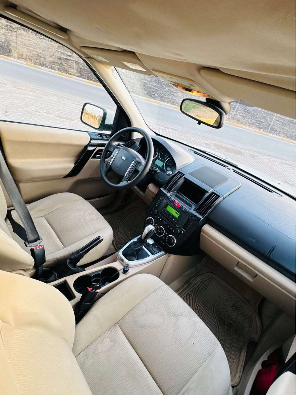 لاند روفر موديل ٢٠١٢ خليجي 
سياره بدون سبغ 
كفاله من سبغ شرط سونار 
بيها شبر تكحيل من جملغ امامي
٦ سلندر تنفس طبيعي 
سياره كير مكينه صدر كفاله
فور ويل 
داخل اصفر 
٤ تايرات جديد 
تبريد بشرط 
مكان سياره اربيل 
سعر مناسب 77$ ورقه بيها مجال قليل
*********** واتساب أربيل, العراق

