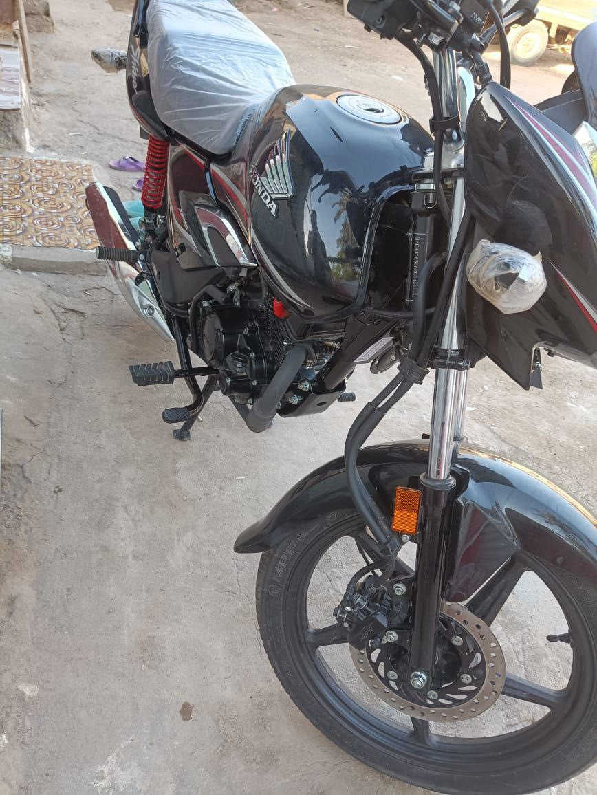 سلام عليكم 
هونده شاين الدراجه شوفة عين 
دراجه موديل 2021 مخزن بالمعرض
دراجه ما ماشيه نضيفه مكينتها نضيفه
سلف شغال كهربائيات  شغاله دراجه متعوب عليها السعر مليون و800 الف بيها مجال بسيط جداً دراجه اوراق كامله الرقم***********  العنوان بصره شط العرب قرب مدرسه البيارق٠
