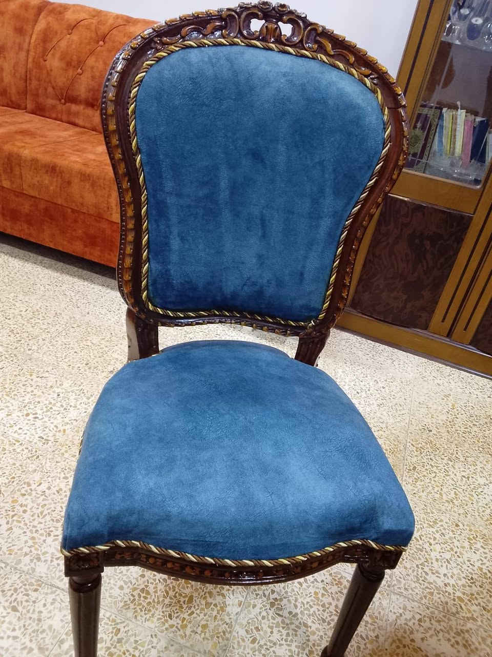 للبيع ميز طعام صاج خشب زان درجة اولى مع 6 كراسي جديد مابيهم اي ضرر  .. السعر عالخاص
***********
واتساب
