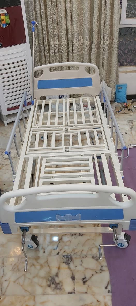 للبيع سريرطبي خمسة حركات مستخدم قليل جدآ يتقلب يمين و يسار يصبح كرسي مع طبلة طعام مع حمالة مغذي مع فراش طبي بسعر ٢٧٥ الف نهائي موجود واتساب ***********
