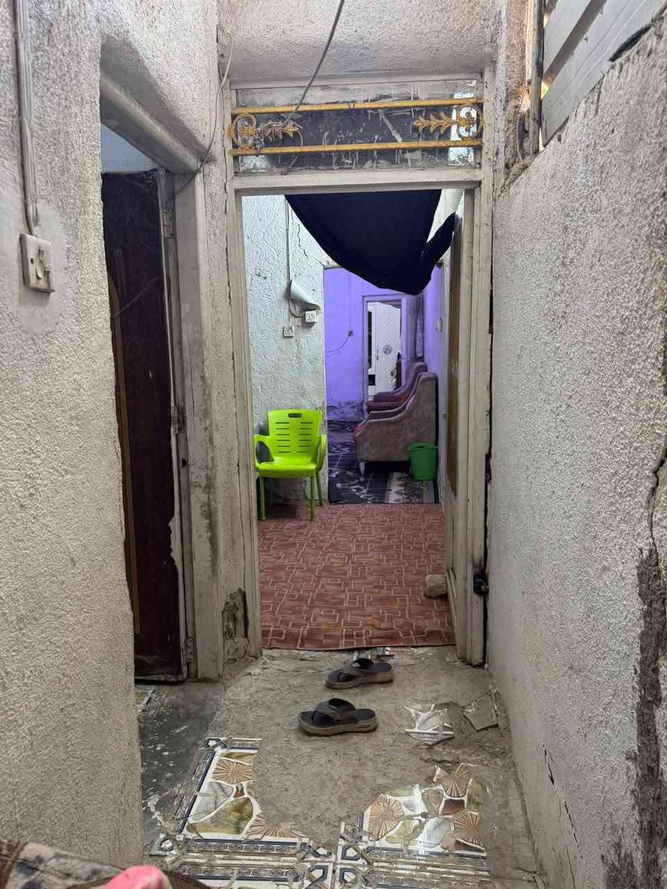 يا الله السلام عليكم بيت للبيع المساحه ٧٠ متر البراكيه شارع المطار القديم قرب جامع الذهبي بناء بلوك سقف اعكاده البيت يحتوي على غرفه صاله مطبخ استقبال صحيات السعر ١٨ مليون معه المجال الاستفسار على الرقم *********** مكتب بركات العباس ع
