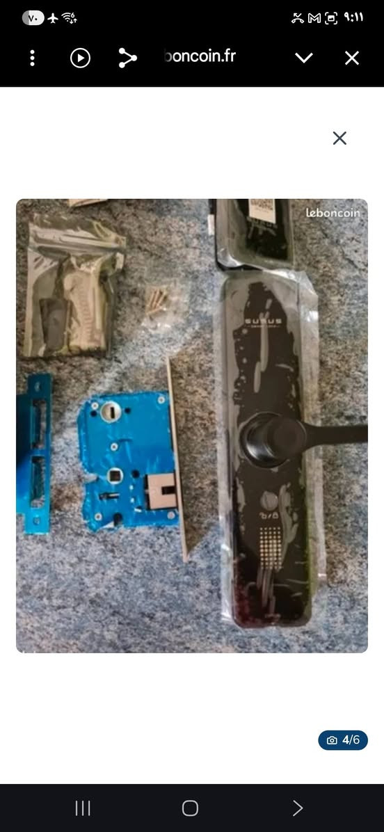 قفل ذكي من طراز Intelligent A3، وهو "كيلون" إلكتروني متعدد الوظائف مصمم لتوفير الأمان والراحة للمنازل الحديثة. 
أبرز مواصفات القفل الذكي A3
يتميز هذا القفل بتعدد طرق الفتح والمواصفات التقنية التي تشمل:
طرق فتح متعددة: يدعم الفتح عبر بصمة الإصبع، كلمة المرور (رمز PIN)، بطاقات IC الذكية، المفاتيح الميكانيكية التقليدية، وعبر تطبيقات الهواتف الذكية (مثل تطبيق TTLock أو Tuya).
التوافق: مصمم ليتناسب مع أنواع مختلفة من الأبواب، بما في ذلك الأبواب الخشبية، وأبواب الألمنيوم، والأبواب المنزلقة.
المتانة: الهيكل مصنوع غالباً من سبائك الألومنيوم المقاومة للصدمات والتآكل، مع توفر موديلات مقاومة للماء بمعيار IP68 للاستخدام الخارجي.
البطارية: يعمل ببطارية ذات سعة كبيرة قابلة للشحن أو استبدالها.
التحكم الذكي: يمكن ربطه بالمساعدات الصوتية مثل Alexa و Google Assistant في بعض الإصدارات.  

البيت الانكليزي للبضائع الاوربية 
العنوان / بابل .. الحلة .. نادر الثانية الشارع الخدمي كراغول مقابل مجمع المدارس 
يوميا بث الساعة السابعة مساءا انتظرونا بضائع منوعة وجوائز 
واتساب ***********
            ***********
https://www.tiktok.com/@ukhomeiraq?_r=1&_t=ZS-93RdXoWpEKF
