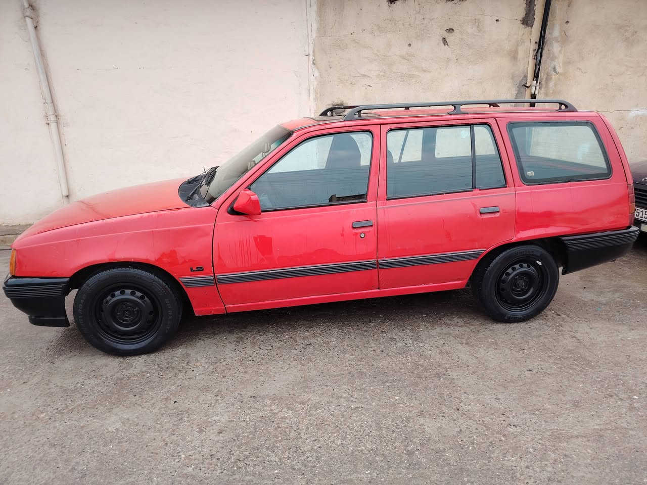 السلام عليكم سياره كاديت للبيع موديل ٩١ تايرات جدد باتري جديد كهربائيات شغالة كيج بانزين شغال تدفئة شغالة مكينة وكير نظاف رقم نينوى مشروع وطني
*********** للأتصال او واتساب فقط السعر ٣٣ وبيها مجال
