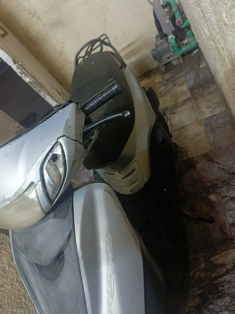 السلام عليكم دراجة بريز لايت فوك للبيع كوم حديد  الدراجة كهربائياتها تعبانة كامت تخربط وطفت الدراجة ابيع كوم حديد اكفلك سرقة وبكن واكسل سعر ٢٧٥ وبيها مجال مكان بغداد المشتل رقم ***********
