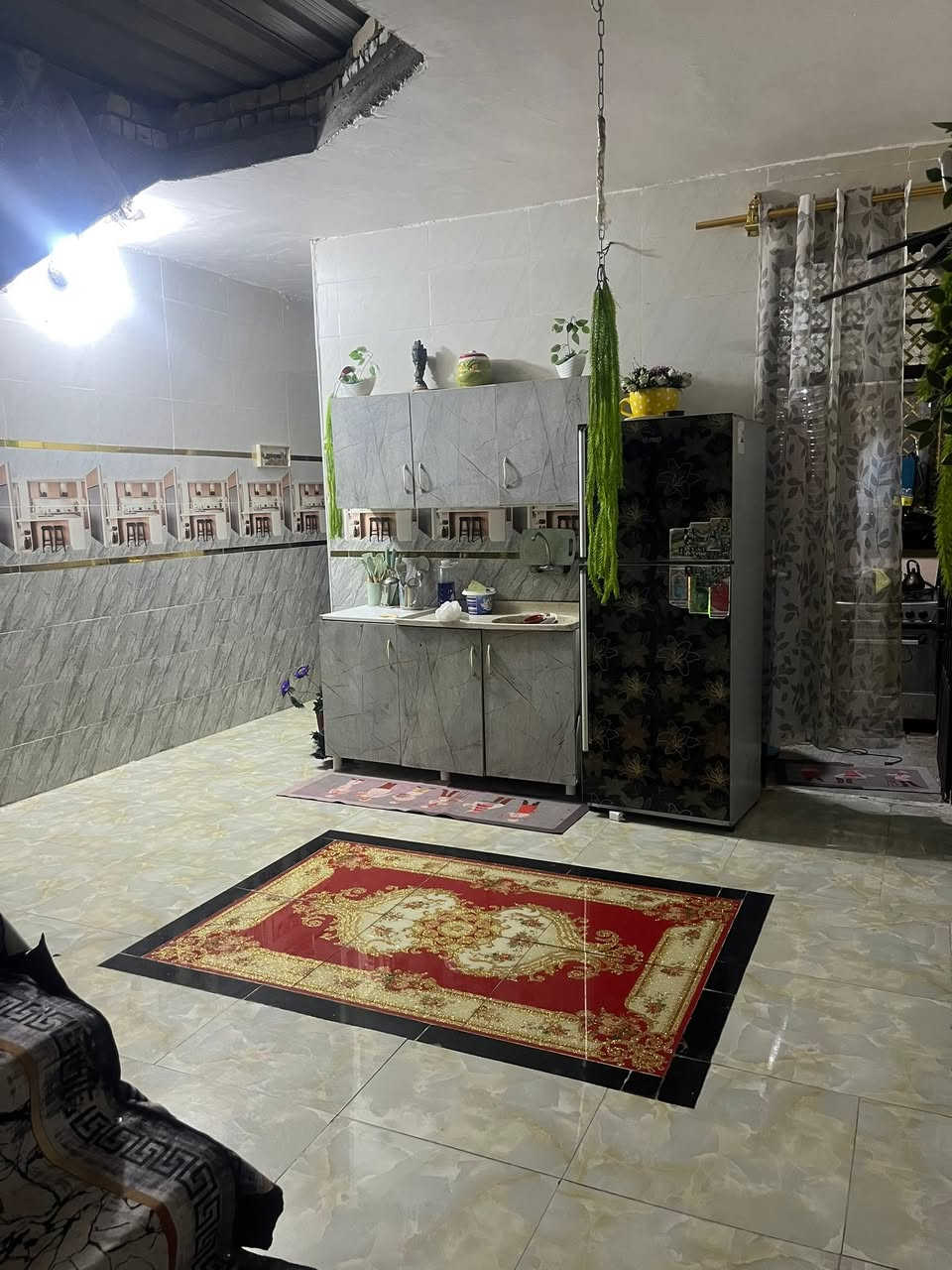 السلام عليكم بيت 105 متر عله فرعين البيع نواقصه بيتونه وستاير  العنوان الشعب قرب الجمعيه يم ملعب سانسيرو  خدمات كامله مي كهربا نت ***********
