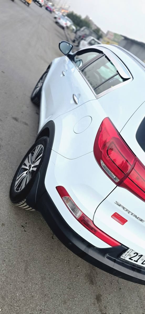 سلام عليكم للبيع سبورتج ٢٠١٦
ماشيه ١٣٥ 
بيها قطعه وحده الجاملغ الامامي بدون فتح
هزه جديده بسمي ٢٠٣١
محرك ٢٠٠٠ كفاله بدون فتح
باقي السياره كفاله ..
السعر ١٦٠ بيها مجال
***********
