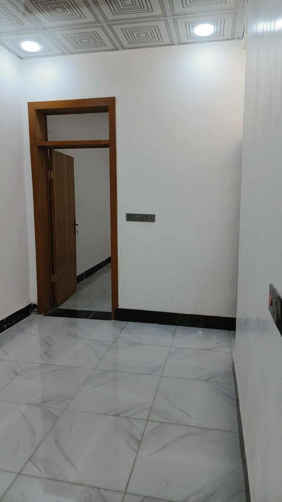 الســلام عليــكم /يعلن مكتب النور العقار عمود262
🔵يوجد بيت بمساحه 50 m

  طابو زراعي 

🔵بناء اساس وسقف صب مركزي +طابوك +سيراميك 

🔴ملاحضه البيت تسليم مباشر  

🔵خدمات ماء كهرباء مدارس سوق مراكز طبيه 

بناء حديث ودرجه أولى جاهز للسكن 

بسعر19💲 وبيه مجال  يحتوي البيت عله غرفه وصاله ومطبخ وحمام
 موقع مميز مقابل ملحق قريه الغدير عمود  

للستفسار اتصال او واتساب 
‏‪***********
اتصال النجف, العراق
