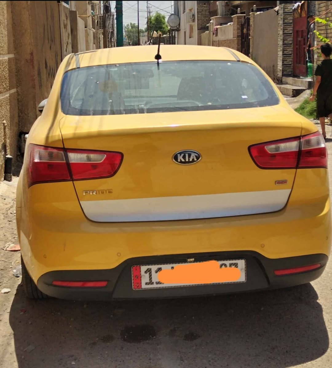 🚗 كيا ريو للبيع (جاهزة للعمل والتشغيل) 🚗
​السلام عليكم إخواني.. سيارة كيا ريو (تكسي صفراء) ما شاء الله بحالة ممتازة
​📌 المواصفات والتفاصيل:
​نوع السيارة: كيا ريو (Kia Rio).
​اللون: أصفر (تكسي) مع مرايات بلون مميز.
​المحرك: (اكتب حجم المحرك مثلاً 1.6) اقتصادي جداً بيها ECO بنزين ومثالي للشغل اليومي.
​الكير: ( أوتوماتيك و عادي).
​التبريد: ثلج ما شاء الله وجاهز للصيف.
​الوضعية العامة: السيارة نظيفة، ملصق الشركة والبيانات الأصلي موجود على الجامة (مثل ما موضح بصورة الملصق)
​
​💰 السعر:
​السعر المطلوب: 8,000 دولار (80 ورقة) وبيه مجال بسيط جداً للشراي الجاد بعد المعاينة. بغداد, العراق


**إذا كنت صاحب هذا الإعلان وتريد حذفه لأي سبب، رجاءا أرسل رسالة إلى الدعم الفني**