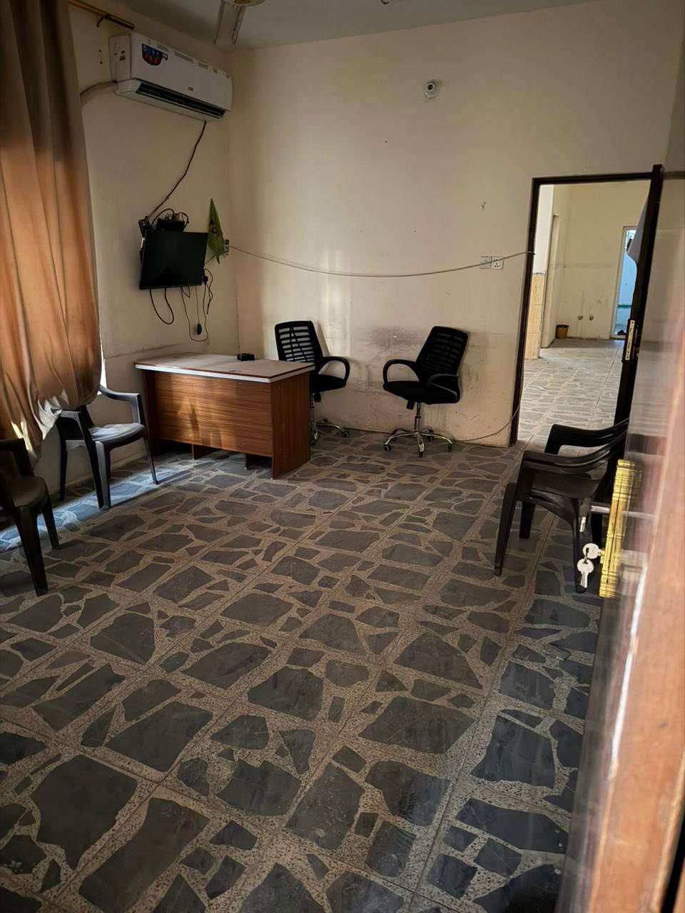 بيت للإيجار المساحه ٢٥٠ متر الموقع تجاري حي العامل المنطقه الثالثه  للاستفسار الاتصال على الرقم ***********
