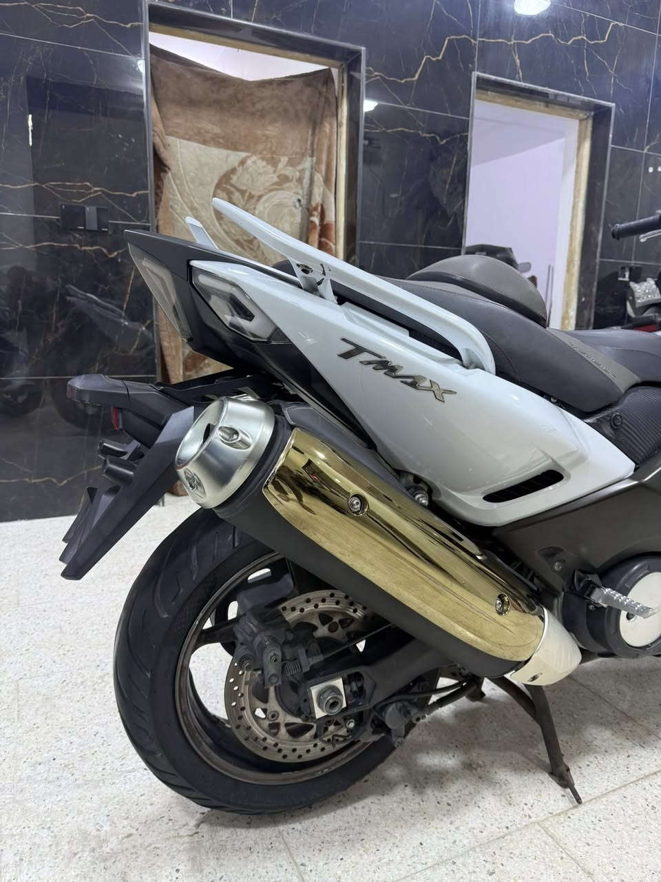 بسم الله ما شاء الله
عليهة عرض السعر ٥١ ورقة 
رمبة غير مستخدم تي ماكس ٢٠١٤
بحالة الشركة كفالة من كل النواحي نظافة ١٠٠/١٠٠
المسافة المقطوعة ٣٣ 
بيع فقط بدون رقم فقط عقد بيع وشراء
عنواني مدينة الصدر شارع الفلاح قطاع ١٢
الراغب بالشراء هـ***********
