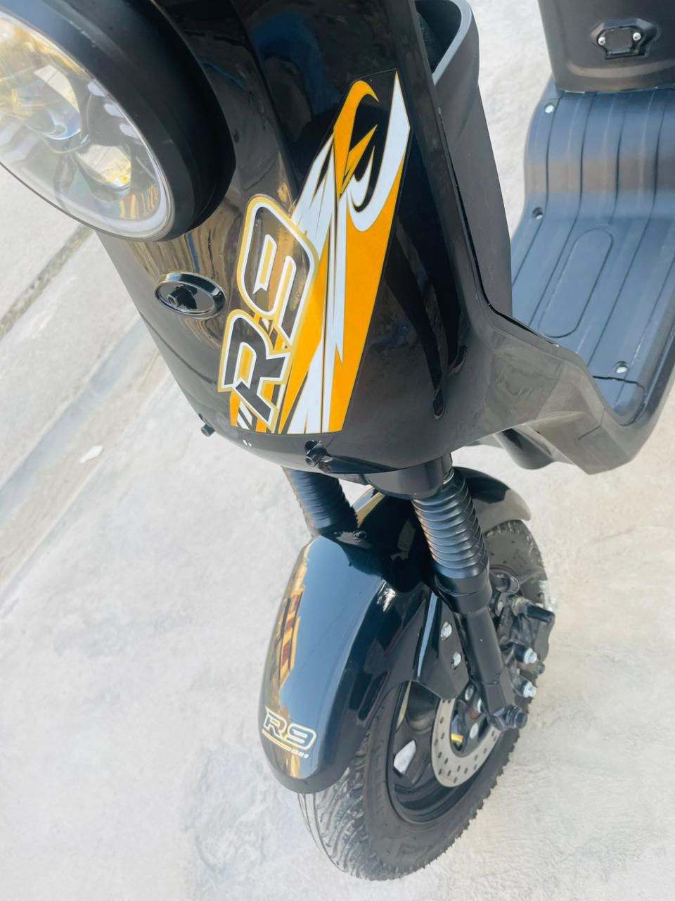 دراجة شحن R9 ريان نظافة 100‎%‎
استخدام شهرين فقط 
المحرك: 1200 واط  (ملف كبير).

البطاريات: 5 بطاريات كبيرة (60V-28A أو كرافين).

السرعة: تصل إلى 80 كم/ساعة حقيقي  (3 سرعات).

المدى: حوالي 50 كيلومتر (حسب الاستخدام والحمل).

المكابح: دسك بريك أمامي وخلفي بنظام مانع انزلاق.

الإضافات: شاشة ديجيتال، إشارات LED، 

نظام بصمة/سويج. / كارت 

إضاءة LED نهارية متغيرة الألوان.

مساعدات هيدروليكية (دبلات) أمامية وخلفية.  

(سعر خاص)


**إذا كنت صاحب هذا الإعلان وتريد حذفه لأي سبب، رجاءا أرسل رسالة إلى الدعم الفني**