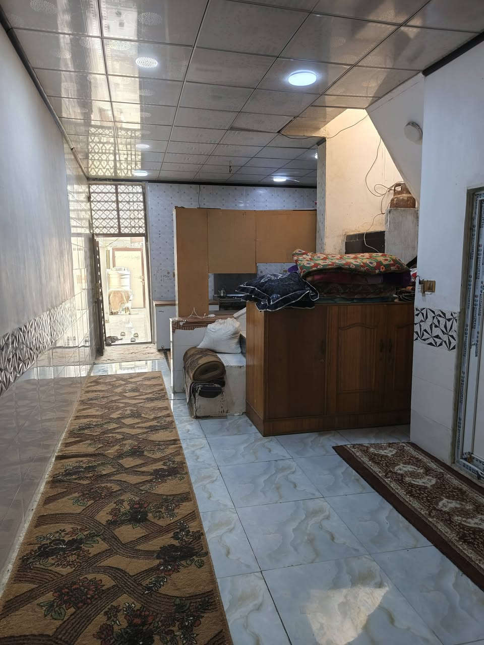 سلام عليكم بيت للبيع مساحه 100 متر شارع الزوار قريب عل شارع 60 شارع تبليط طابق ونص غرفه وصاله فوگ عايزات سقف فقط طابق الفوگ  شارع 12 متر سعر 60 وبي مجال الاستفسار عل رقم ***********
