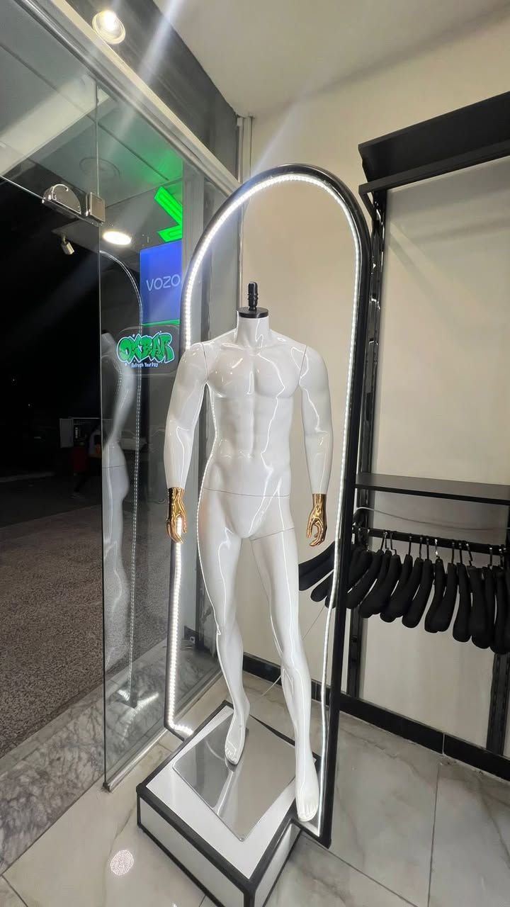 السلام عليكم 
عندي ملكانات ثنين بحاله ممتازه جدا و ديكور ملكانه  
كذلك تعاليك نوعيه ممتازه 
و ديكور رفوف كله جديد 
مكان حي الإعلام 
***********
