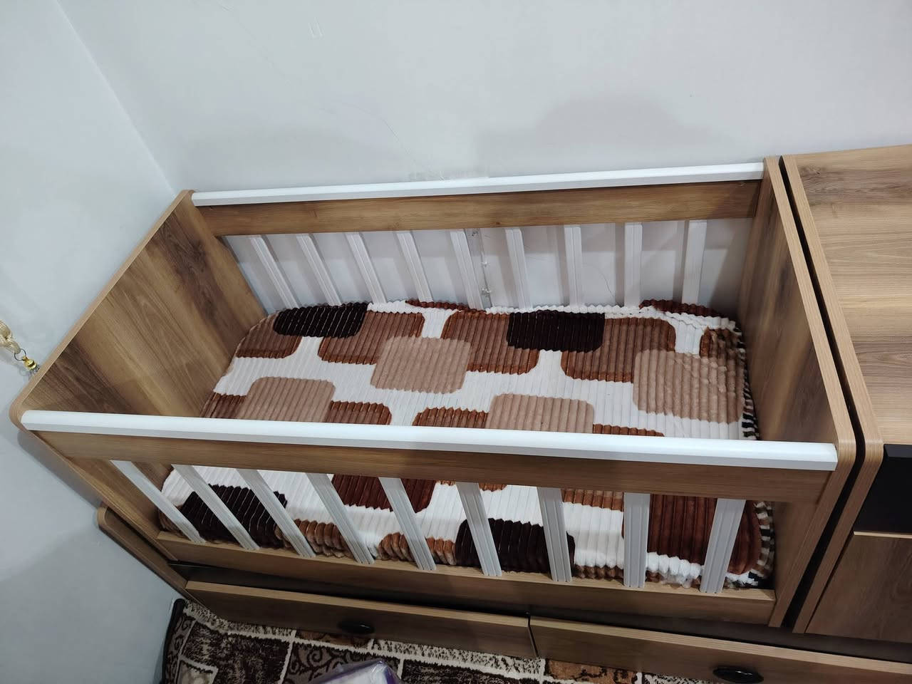 تخت طفل للبيع مستخدم شي قليل السعر ١٠٠ بي مجال ***********
