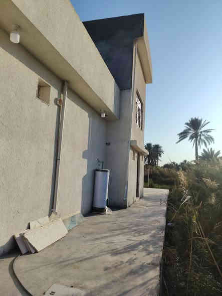 السلام عليكم
للبيع دونم ملك صرف مع بيت كامل غير مسكون ( زيرو ) 
في بغداد تاجي شاطئ التاجي قرب جامع الامام علي عليه السلام  يبعد عن الشارع الرئيسي 300 متر 
يتكون البيت من 
صالة ضيوف 7×4.5
مطبخ 6×4
حولي 11×4.5
ثلاث غرف نوم  5.5×4.5
 نقص ابواب داخلية و ظفيرة كهرباء 
اي استفسار 
***********
***********
