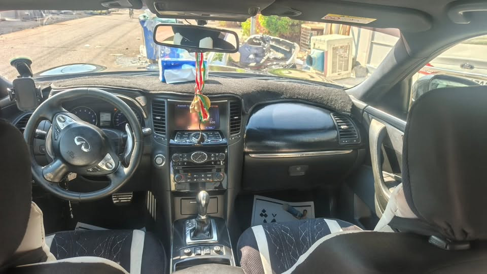 السلام عليكم
انفنتي QX70 لون اسود موديل 2017
گير مكينة تبريد كفالة غرفة السيارة جديدة
بيها صبغ چاملغ ( خلفي وباب ) عكس السايق
وچاملغ امامي سايق على كد شبر ، وسقف بيها تيزاب شبرين اثر خباثة
موقع السيارة اربيل ، سعر 130$ ورقة 
تفاصيل اكثر (***********)

