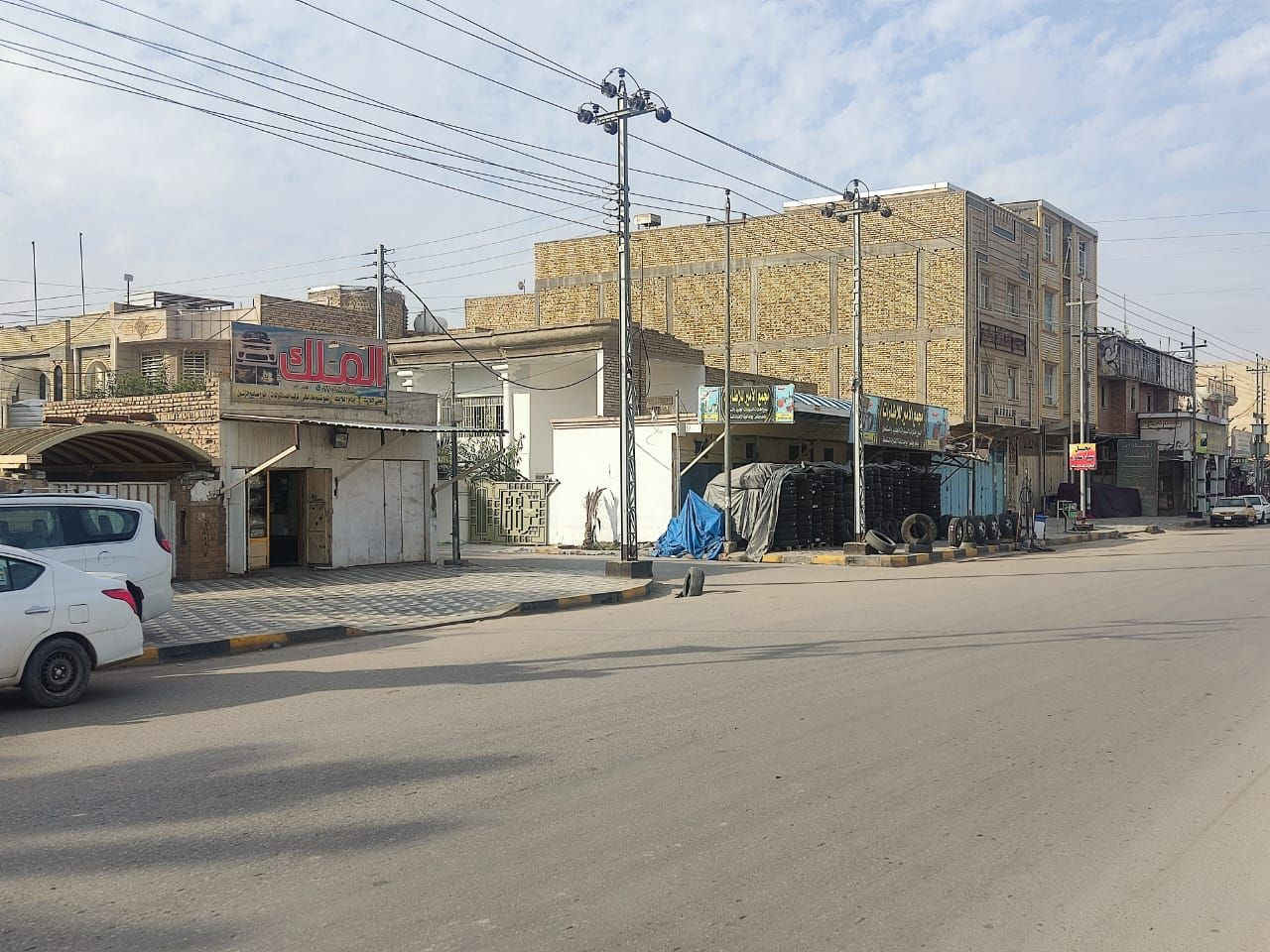 دار للايجار ٤٠٠م تصلح مدرسة او مكتب لشركة العنوان عواشة شارع سوق حي الحسين القديم (الطابق الاول) ٤غرف واستقبال وصالة ومطبخ وصحيات داخلية وخارجية وحديقة (الطابق الثاني) ٣غرف ومطبخ وصحيات ودرج داخلي وخارجي قابل لعزل الطابقين للاستفسار مع واتساب ***********
