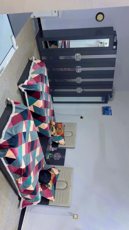 ‏سلام عليكم غرفة تركية للبيع نظيفة جدا وقويه كلش ستة ‏￼ قطع مع الطابوريه السعر525  
✨✨مع هديه دواشك اثنين 
العنوان بغداد البياع حي العلام 
***********
