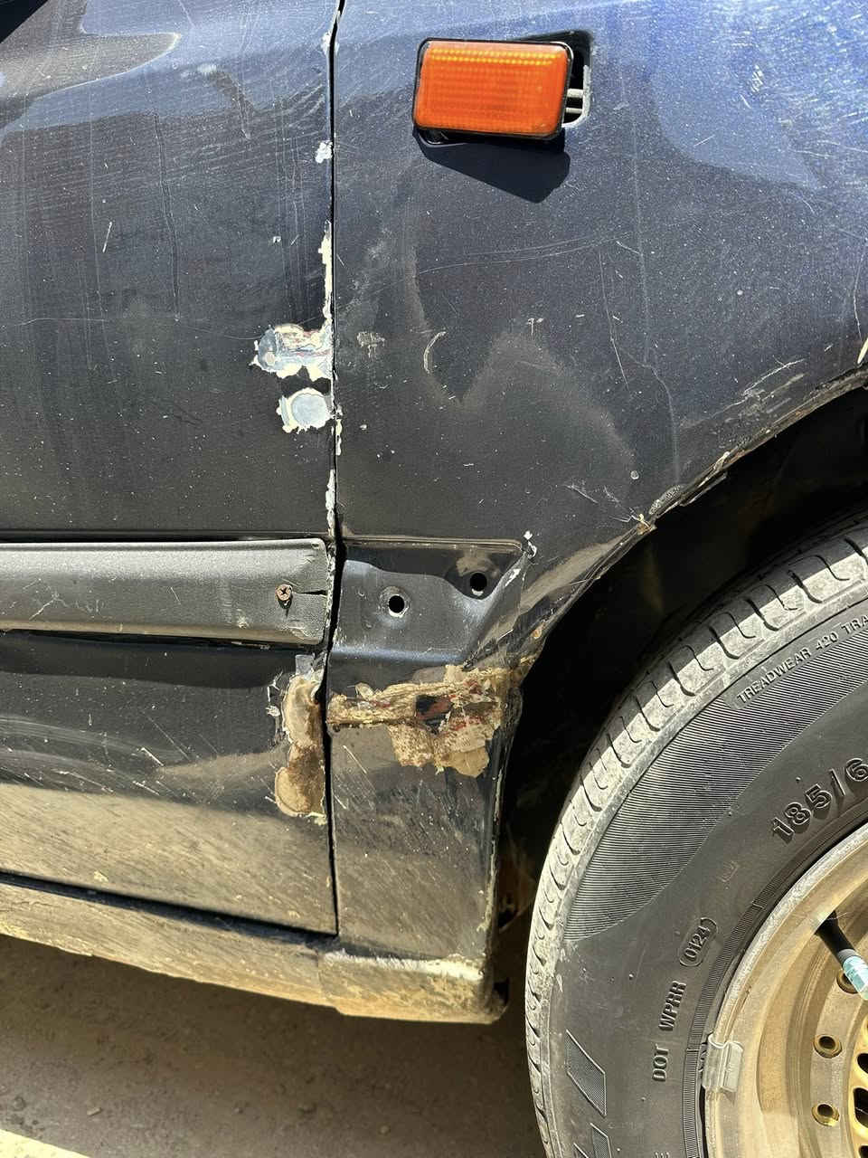 من رخصت حجي ليث المحترم 

🚗 *للبيع المستعجل – كولف فولكس واكن 1992* 🚗

*المواصفات الكاملة:*  
✔️ *الموديل*: 1992  
✔️ *المحرك*: 1800 اقتصادي بالبانزين وقوي  
✔️ *الكير*: عادي ناعم وتبديلات ممتازة  
✔️ *الصبغ*: عام ماعدة القمارة للجمالية بدون حادث صور قبل الصبغ موجودة
✔️ *الداخلية*: نظيفة ومرتبة    
✔️ *الباتري*: جديد
✔️ *السنوية*: جديدة  
✔️ *المرور*: مصفرة 100% من الغرامات والمخالفات، براءة ذمة كاملة  
✔️ *التبريد*: شغال ثلج منظومة كاملة جديدة

*السيارة جاهزة للصعود، ما تحتاج أي مصروف. تجي تشوف وتفحص وين ما تحب.*

💰 *السعر: ٣٨ ورقة وبيها مجال للشراي الصادق*  
📍 *المعاينة: بغداد*  
📞 *للاستفسار: ************
***********

ملاحظة:كير ومكينة وصدر وتبريد كلة جديد على ايدي مبدلهن السيارة مجهزها للشغل اشتغل بيها مندوب وبطلت من شغلتي واريد ابيعها ابد ماموكفتني بالشارع خير من الله . الله يرزق الجميع.
