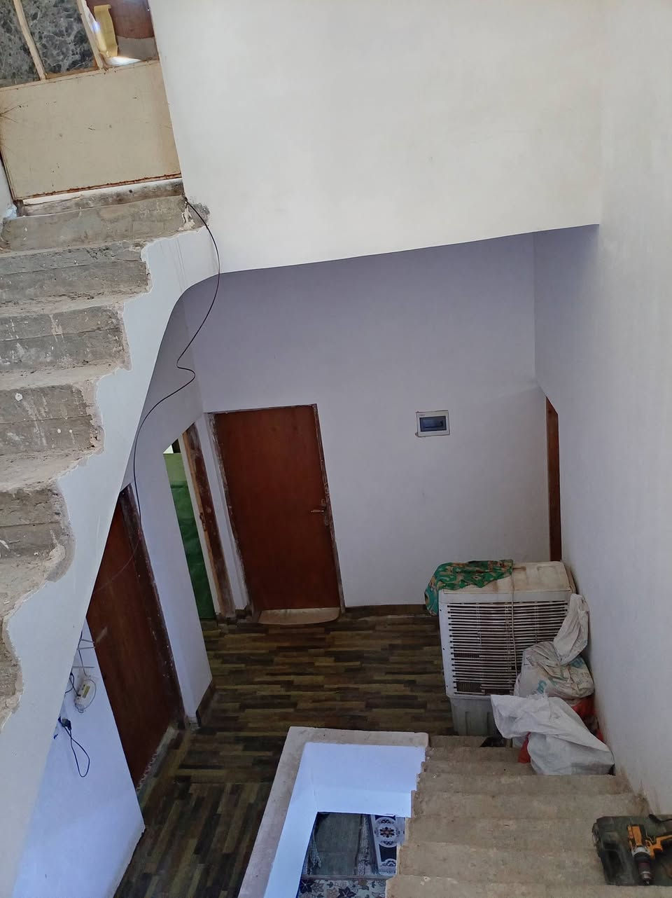 بيت للبيع مساحه 150 ركن بحي البتول الزراعي قرب جامع حجي راضي طابقين الطابق الول غرفتين+استقبال+مطبخ+صاله والنقاط الثاني  بي 4 غرف  التواصل ***********
