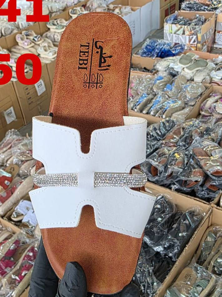 شحاطه  هرمز وديور طبي 
قياسات 31-41 الكارتون 30قطعه سعر الكارتون 75
***********  واتساب يوجد توصيل لجميع المحافضات
