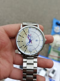 ساعة يد • توصيل متوفر