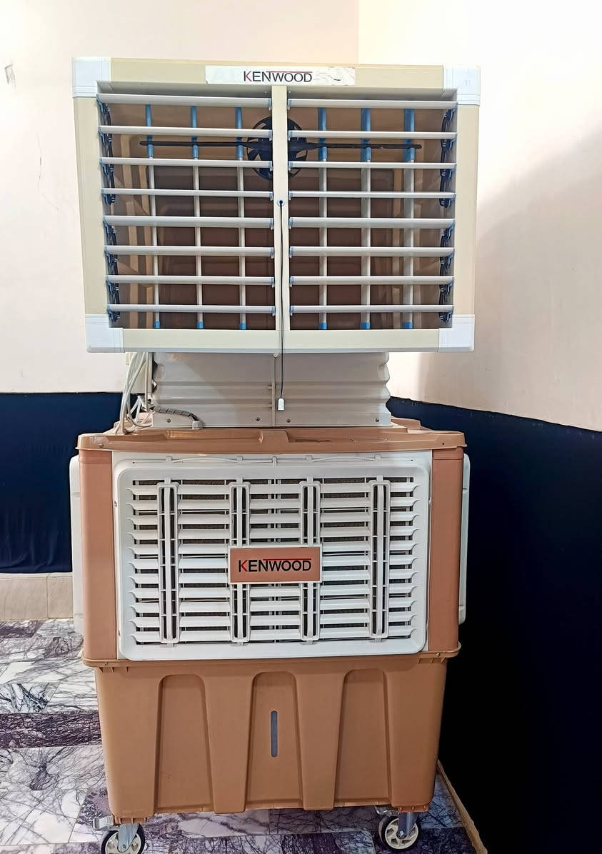 🛑 مبردة كينود (KENWOOD) عملاقة إنفيرتر للبيع 🛑
المبردة بحالة ممتازة جداً وشبه جديدة (استعمال قليل وفول نظافة الله شاهد).
📌 المواصفات والمميزات:
الماركة: كينود KENWOOD الأصلي (صناعة خاصة لشركة قصر النخبة).
التقنية: اقتصادية بنظام الإنفيرتر (Inverter Technology).
الماطور: نحاس 100% كبير مغلف من الخارج 
التبريد: دفع هواء قوي جداً وتبريد ثلج.
الفلاتر: تحتوي على فلاتر سيللوز كرتون (Cellulose Filter) لضمان هواء نقي ونظيف (Pure Air).
الأبعاد: الارتفاع متر و90 سنتيم (تقريباً 2 متر ) 
العرض من الجوانب الأربعة (متر مربع).
الحركة: تحتوي على 5 تايرات من الأسفل لسهولة التحريك والنقل.
- بلاستيك أصلي كامل مع سويتش تحكم خارجي
 ( 3 سرعات + تبريد واتر بم + موزع هواء).
عدنا صارلها أقل من سنتين وباقية بنظافتها لأن استخدامها قليل كلش (والصور تحكم).

السعر: 850،000 الف دينار عراقي 
واسط _ النعمانية 
للتواصل والاستفسار: [ *********** ] أو راسلني خاص.
