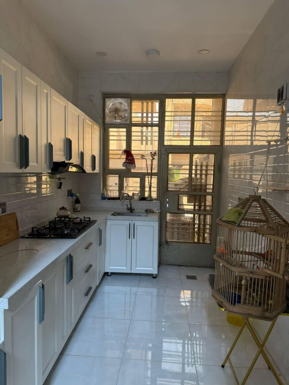 السلام عليكم
كاونتر فصلته قبل سنه بس بعت البيت وماكعد عندي بل خريطه الجديده  خشب HD فول ومابي كل عيب تجي وتشوف بعينك 
قياس السنك 130*70
قياس الكاونتر260*60
الكاونتر الطولي ارتفاع 2 متر وعرض 50
صار عليه3 مليون 
رايده ب 1750  والي ميعرف بل اسعار ليكسر بل حاجه #
***********
