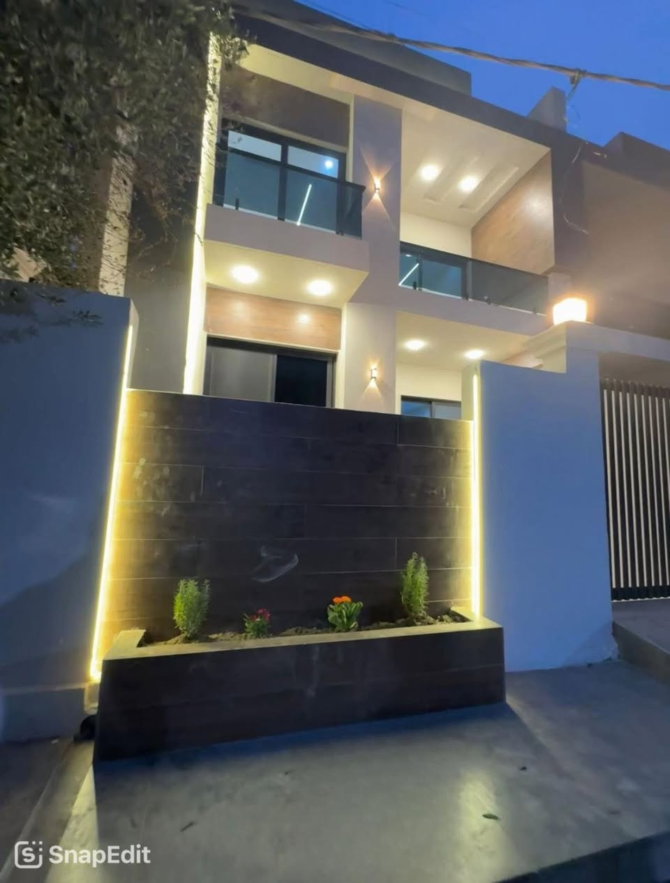 سلام عليكم
دار للبيع :—
المساحه ١٥٠ متر 
الواجهه ٧.٥ متر 
بناء زيرو فول مواصفات ٢٠٢٦ 
العقار طابو ملك صرف 
متكون من ٤ غرف نوم وهول واستقبال ومطبخ وصحيات 
الدار مجهزه بنظام دكتات مركزيه وسقوف مغربيه 
السعر علق كلمة تم يصلك رساله عبر الخاص تلقائيا 
لمزيد من المعلومات مراجعة مكتب عماد للعقارات 
للاستفسار والطلب الاتصال على الارقام الظاهره اسفل الشاشه 
***********
***********
***********
عنوان مكتبنا طريق بغداد مقابل مول سلام هولدينك
