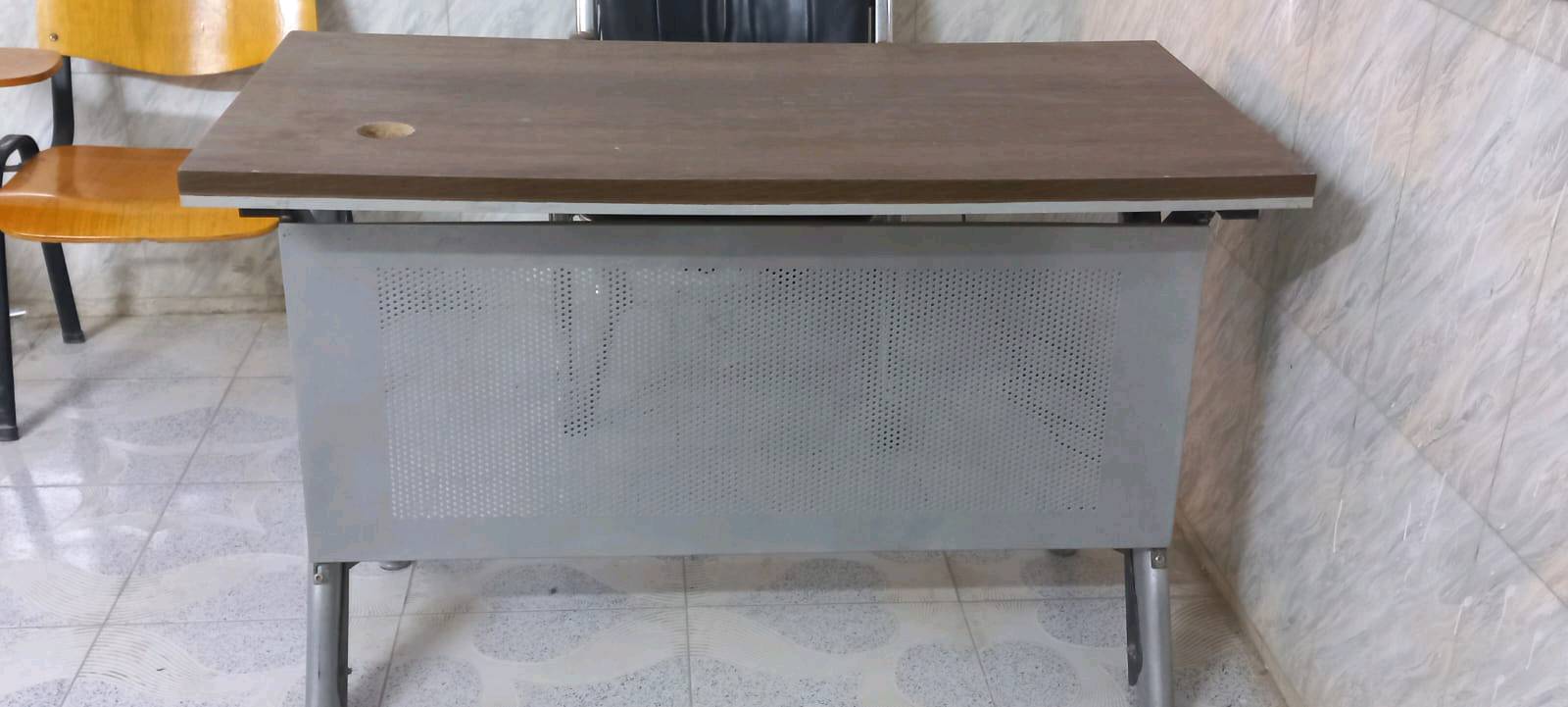 ميز مكتبي يوجد ثلاث قطع موضحه صورهن