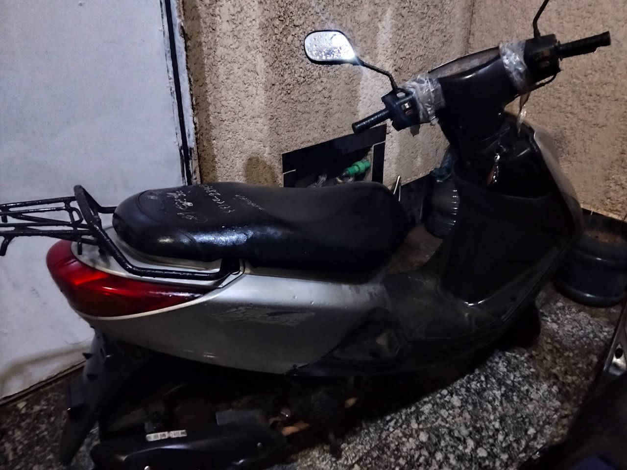 سلام عليكم
بريز للبيع دراجة كلشي بيها شغال ومابيها اي نقص 
شهر ال12 نزلتها من الرمبة 
دراجة بعدها جديدة و ما متعوبة 
عارضها 500 وبيها مجال للشراي 
مكاني بغداد شعب حي التجار
***********
***********
