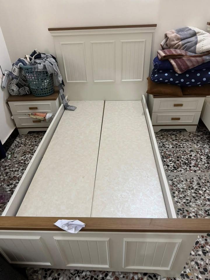غرفه تركيه اصليه مو عاديه خشب اصلي السعر مليون وربع بيه مجال قليل نضافه الغرفه 100/100/***********
