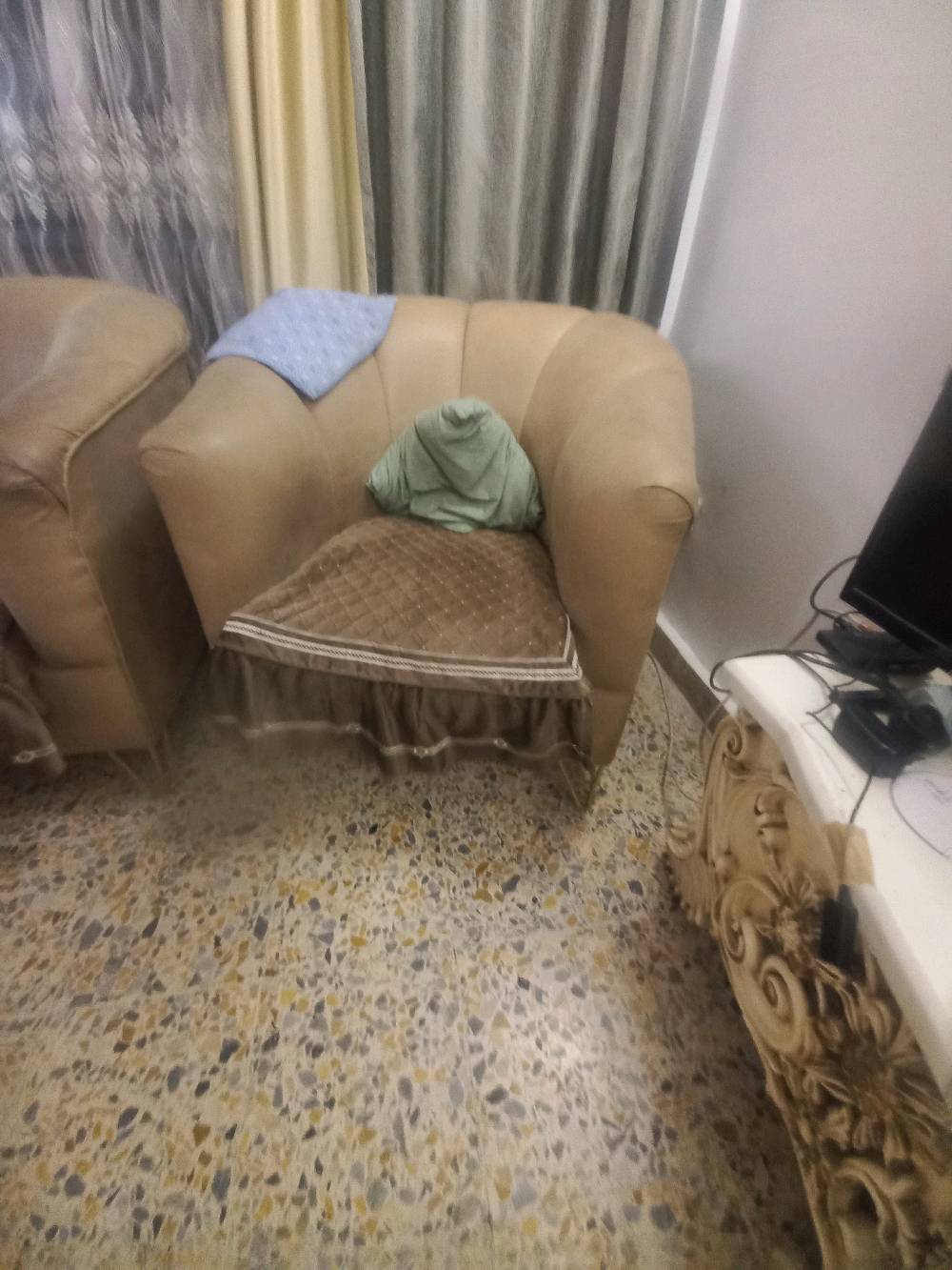 تخم قنفات عشرة (١٠) مقاعد مابي اي ضرر
