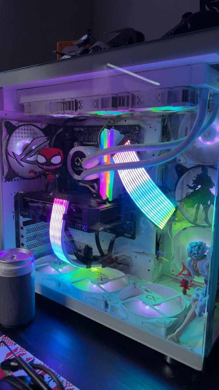 السلام عليكم شباب.. للبيع تجميعة PC احترافية بمواصفات عالية جداً، الجهاز نظيف جداً واستخدام راقي، يشغل أقوى الألعاب (Ultra) وبرامج المونتاج والهندسة بسلاسة تامة.
المواصفات الكاملة:
• المعالج (CPU): Intel Core i7-13700F (جيل 13 قوي جداً).
• كرت الشاشة (GPU): ASUS RTX 4060 Ti (أداء خرافي مع تقنية DLSS 3).
• الرامات (RAM): 32GB Corsair (سرعة واستقرار عالي).
• اللوحة الأم (Motherboard): Gigabyte B760.
• التخزين (الخزن): 1.  M.2 NVMe 500GB (للنظام والسرعة القصوى).
2.  SSD 1TB Lexar.
3.  SSD 512GB Lexar.
• الباور سبلاي: 750W Pro.
• الكيس: Xigmatek Aqua Ultra (شكل عصري وتبريد ممتاز).
• الشاشة: Samsung 28 Inch (حجم مثالي للألعاب والمشاهدة).
الملحقات الاحترافية (Setup):
1. ماوس: Attack Shark G3 Pro (وايرلس، وزن خفيف جداً ودقة عالية).
2. كيبورد: MCHOSE Mechanical Keyboard (صوت وملمس مغناطيسي مميز).
3. إضاءة الشاشة: Monitor Light Bar (لراحة العين أثناء العمل الليلي).
ملاحظات إضافية:
• الجهاز كامل مكمل، جيب وانصب والعب.
• القطع أصلية ومختارة بعناية.
• السعر المطلوب: [ 2,500,000 دينار] (بي مجال بسيط للطيبين).
• المكان: [بغداد ].
• للتواصل والاستفسار: [مراسلة الخاص].


**إذا كنت صاحب هذا الإعلان وتريد حذفه لأي سبب، رجاءا أرسل رسالة إلى الدعم الفني**