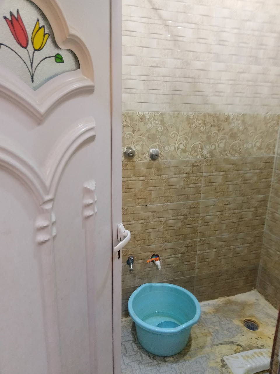 يعلن مكتب الباش الشمري للعقار والمحاماة عن توفر 
دار للبيع مساحة 40 متر. بناء حديث يحتوي على استقبال ومطبخ وخدمات  ومنور طابق ثاني غرفتين. طابق  ثالث بيتونة وسطح العنوان بغداد الجديدة. شارع المسبح قرب معهد  المعلمات للاستفسار مراسلة واتساب اوتصال ***********
