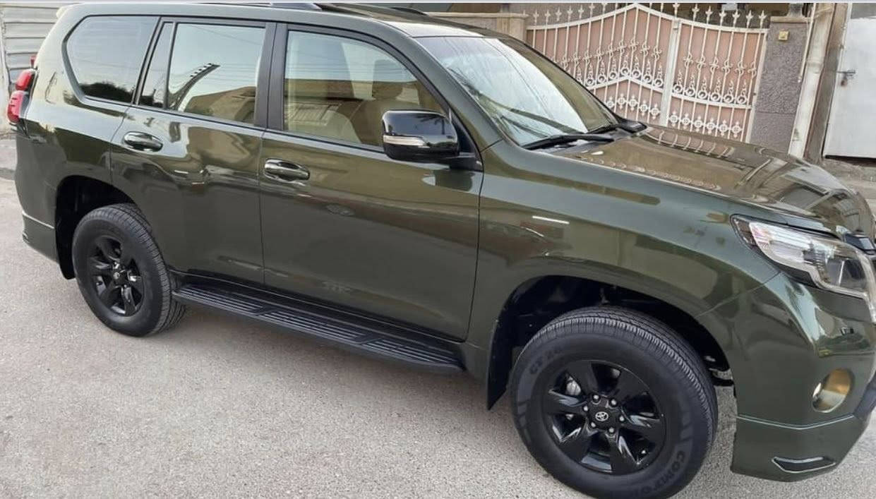 السلام عليكم 
تيوتا برادو 2012 TX.Lمحدث 2017 ألون زيتوني ماشيه 145الف مكفوله السياره من الصبغ عدا الدعاميات لان تحديث /مواصفات السياره 6سلندر /سلايت /7راكب/3قطع تبريد/مري شفط /جام اوتو /كامره /حساسات /وبقيه / المواصفات معروفه /***********
