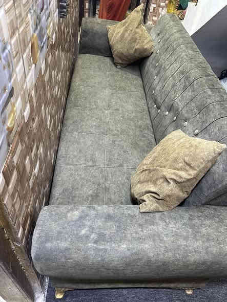 تخم لل بيع نضيف سعره 200 بي مجال ***********
