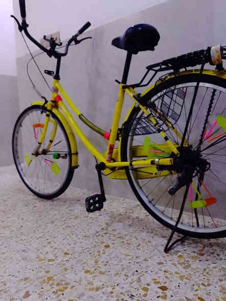 السلام عليكم بناتي لبيع او مراوس بناتي فقط شركة برون حجم 26 مديل 20 نضيف سعر 110 مكاني بغداد الزعفرانيه بيت بنيه الرقم ***********
