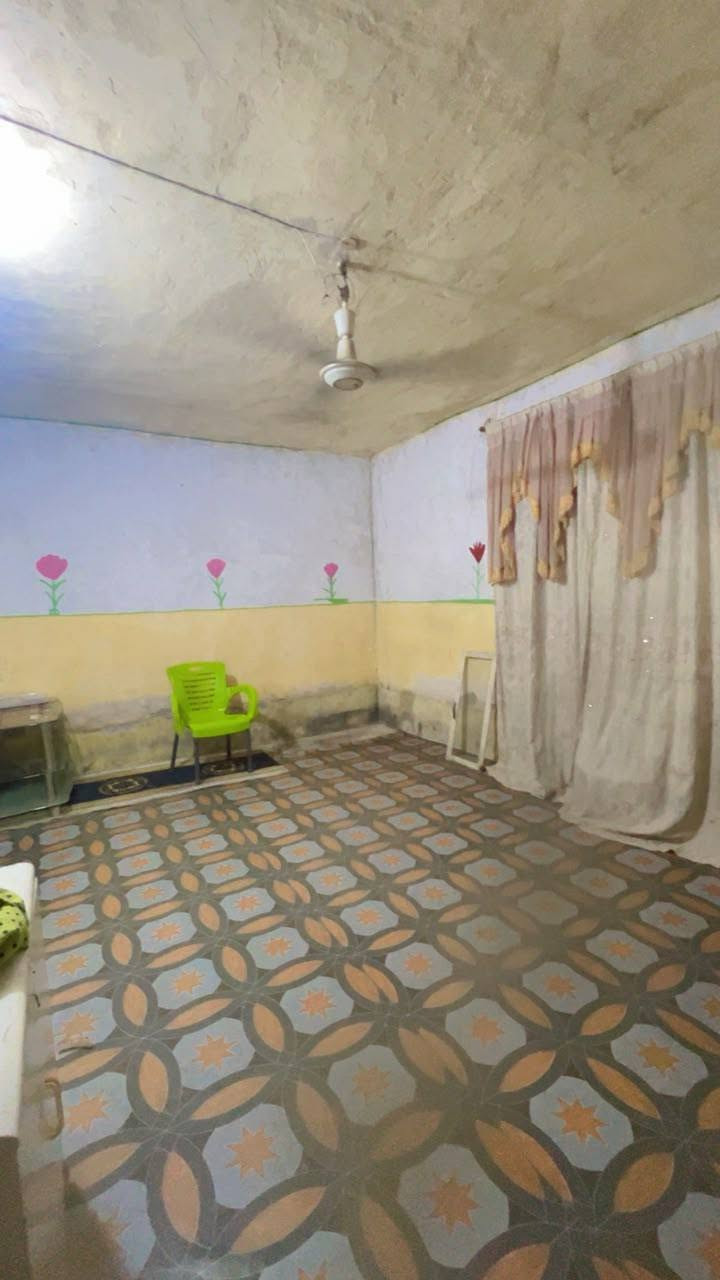 بيت في جبله حي السلام قريب ع قاعه لافندر يحتوي ع مضيف واستقبال وغرفتين كبار  ومطبخ وحمام خارجي وصحيات وحديقه  ومجاري مع مولد حي  كامل  للبيع 
التواصل ع الرقم ***********

