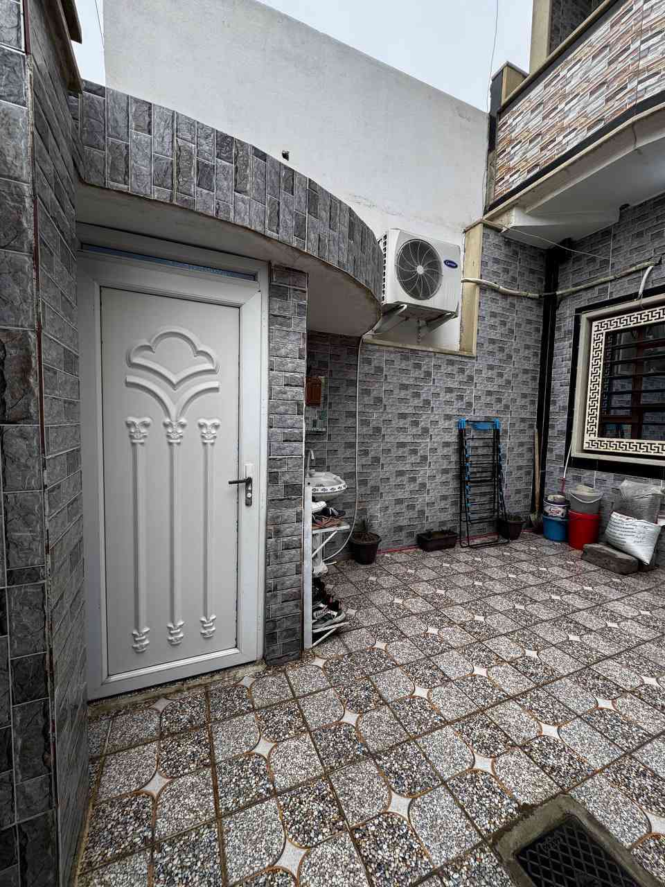 دار للبيع
الجانب الأيمن/ حي الهرمات الاولى
طابقين مساحه ١٠٠ متر 
يشمل استقبال /هول /غرفه نوم /مطبخ /صحيات 
والطابق الثاني غرفتين وحده كامله والثانيه هيكل 
للاستفسار الاتصال على 
***********
***********
