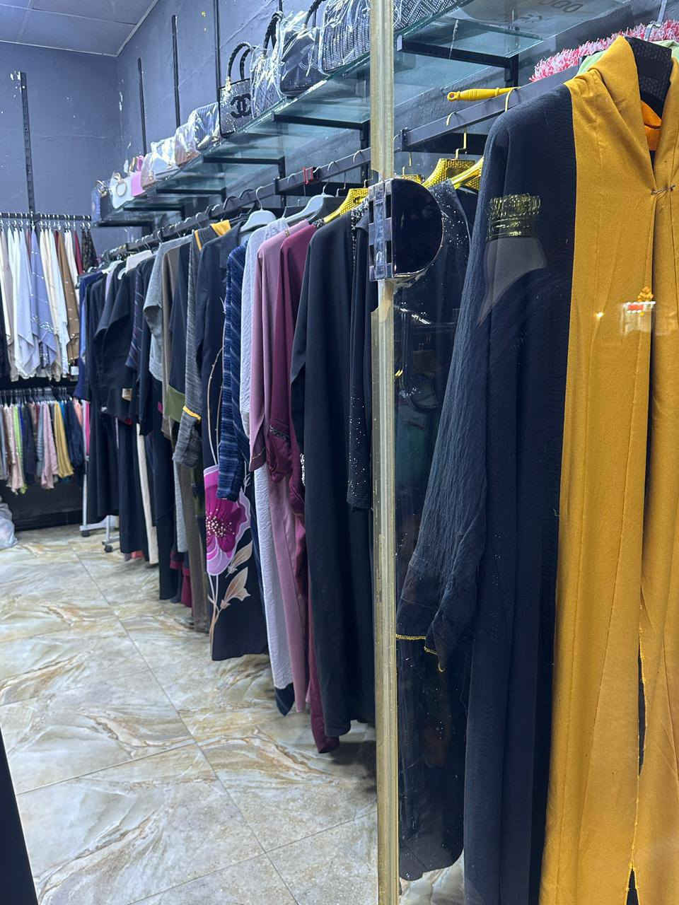 السلام عليكم  تعزيله محل شلعه ملابس نسائيه باله وجديد ب اسعار مناسبه عنوان البصرة 5ميل باقي تفاصيل تصل على هاذ الرقم.   ***********
