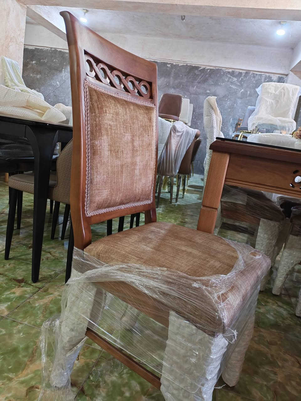 البيع بالنقد  والقسط المريح  
وصل لدى معرض القزاز للاثاث الجاهز في الشطره 
قرب مطعم الكرار 
ميز طعام 4كراسي خشب زان لون صاجي
يمتاز بالقوه والمتانة 
للاتصال *********** واتساب
