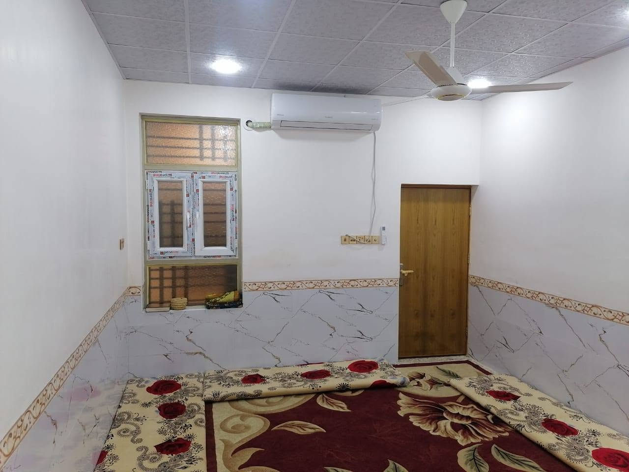 بسم الله الرحمن الرحيم
بيت للبيع طابو زراعي سند 25 قرار محكمة اكثرمن 300 متر 
الاستقبال 4×6
غرفتين 5×4
واحدة من الغرف سويت داخلي،، 
هول 5×4
مطبخ 5×4
مطبخ حار متر ونص × 3 ونص
صالة 3 ونص × 8
مدخل متر ونص × مترين ونص
صحيات خارجية مترونص× مترين ونص
حديقة كبيرة جدا ومرتبة
طارمة كبيرة  + كراج للسيارة
البناء حجر مرتب 
الرباط كونكريت
السقف كونكريت 
سيراميك وكاشي 
وسقوف ثانويه
العنوان الكوفة علوة الفحل خلف شارع الفلل في شارع المستوصف الايمان الصحي
والمنطقة هادة ومرتبه لسكن
السعر95مليون وبي مجال للشراي 
الاستفسار 
***********
