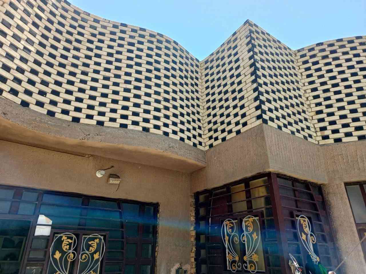 يوجد بيتين للبيع المساحه الكلي 350 متر البيت الاول 225 متر والبيت الثاني 125 متر جاهزات المكان حي التحدي وراء الاطفال مباشر خدمات فول قريب عالشارع العام عمو 610 الاستفسار على الرقم ***********
