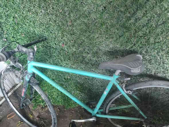 بايسكل S700 نظيف ومتروك فترة، يحتاج بس شوية صيانة بسيطة.
أتوقع التواير إمّا فاشه أو مبنجر ويحتاج نفخ أو تبديل حسب فحص الشاري.
الهيكل سليم وما بيه طعجات، القييرات شغّالة، والدنكلات وضعها جيد.

🔧 حالة البايسكل:

احتمال التواير فاشه أو مبنجر

يحتاج تنظيف وتزييت

الهيكل نظيف

القييرات تعمل بشكل جيد

الدنكلات سليمة

📍 الموقع: بغداد – حي العامل
💰 سعر قيم وخد
📞 للاستفسار: ***********
