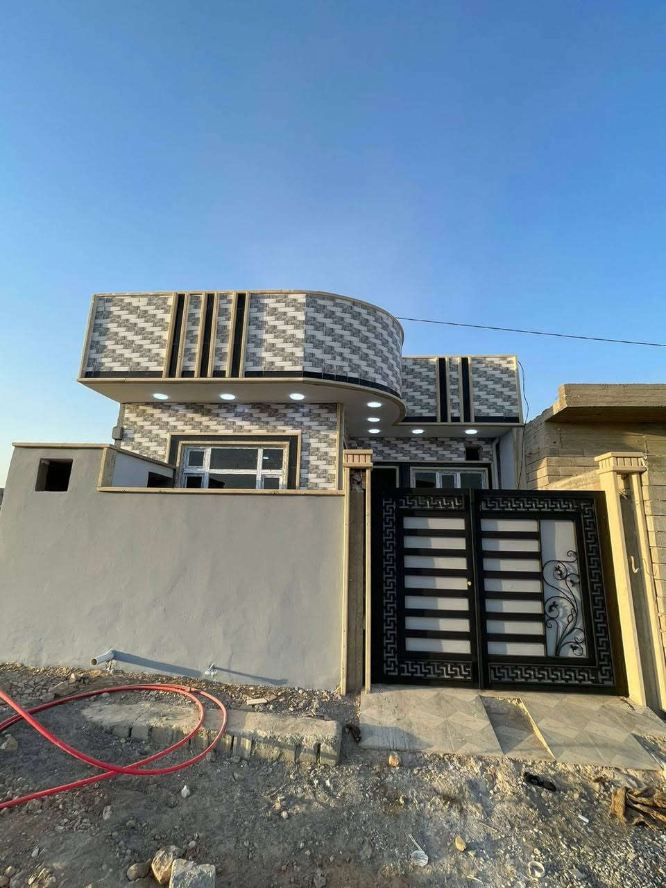 بيت للبيع العنوان القوسيات حي الزيتون مدخل أسواق أبوعلي المساحه ١٥٠متر شارع ١٠ قرب جامع جبل أحد الاستفسار على الرقم ***********
***********
