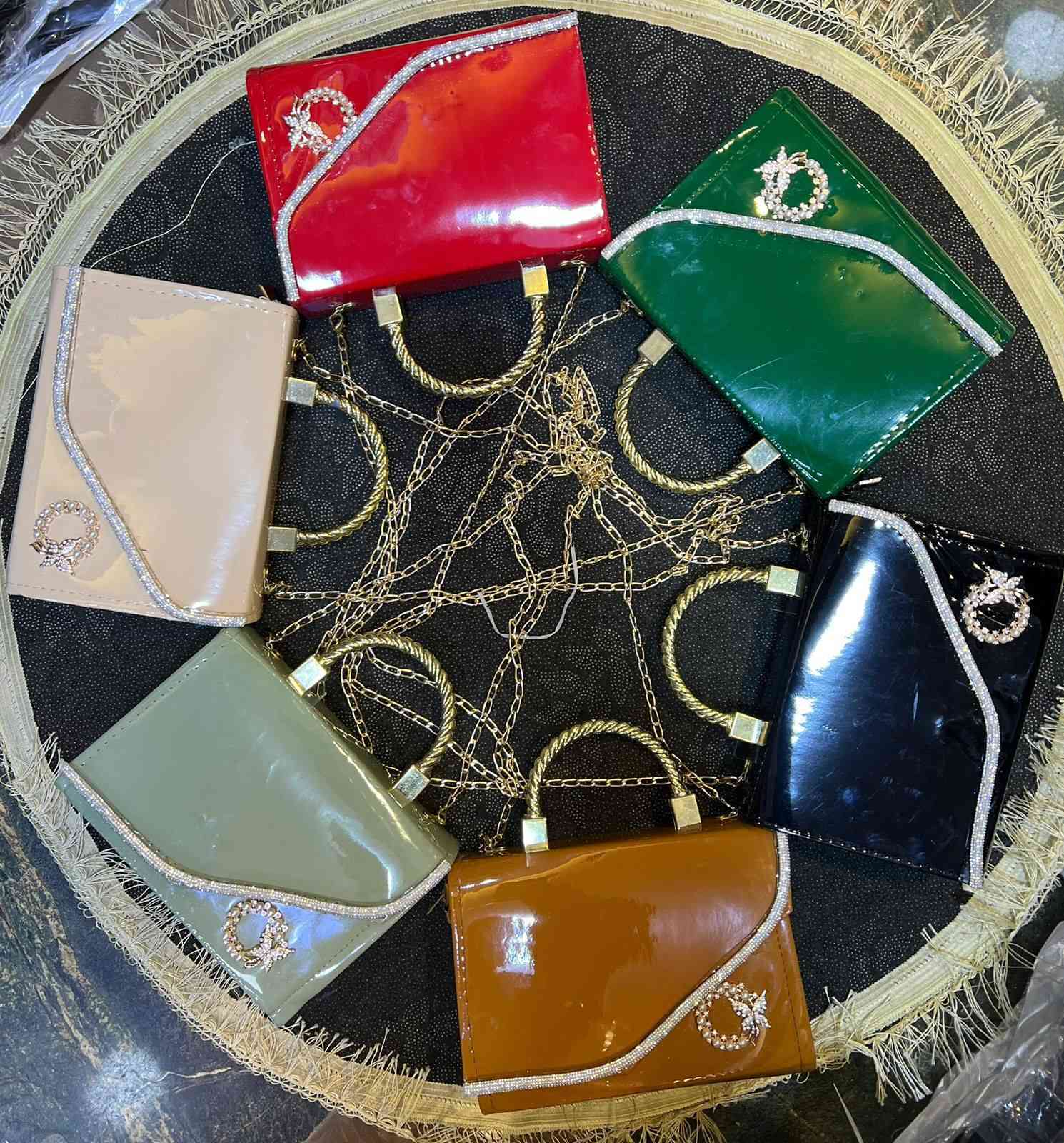 لدينا اجمل الحقائب اليد بإرخص اسعار يتوفر جملة أن لا يقل عن درزن متوفر توصيل لجميع محافظات العراق للتواصل معنا على واتسابwa.me/***********
