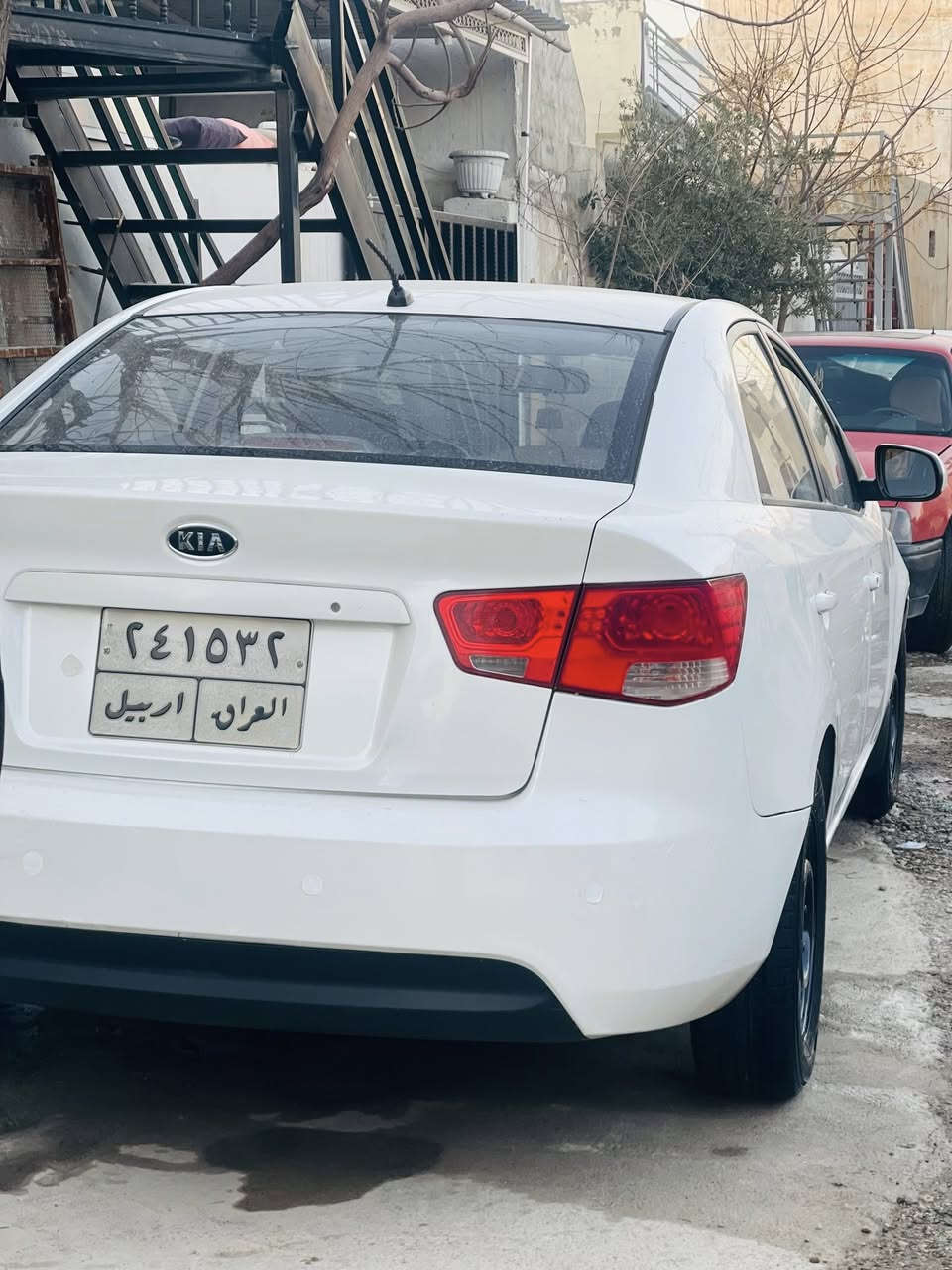 السلام علیكم
سیڕاتۆ  مۆدیل ٢٠١٢ 
گێر عادی
٧ گێر مه‌رغوب 
سه‌نه‌وی تا نزیك ٢٠٢٧ 
گێر مه‌كینه‌ ته‌بریت سارد وگه‌رم به‌شه‌رت
توند وتۆڵه‌
مه‌كینه‌ نه‌كرایته‌وه‌
٣ پارچه‌و نیو بۆیاغه‌ بێ ناوگرتن
***********
