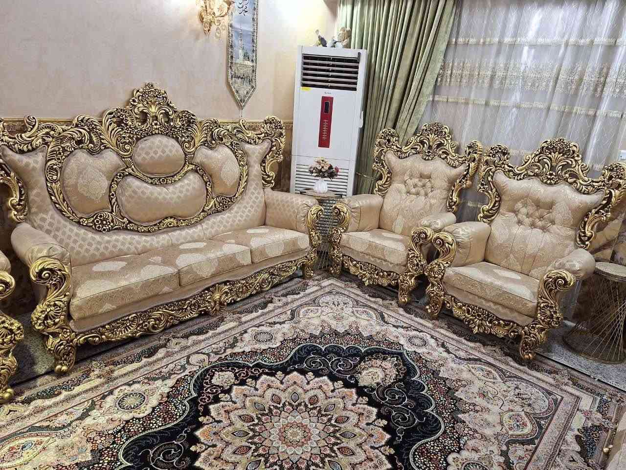 السلام عليكم طخم ملكي عدد ٢ يتكون من عشرين مقعد مع سيت طبلات مع زوالي كاشان ١٢٠٠ شانه عدد ٢  الغراض نظيفه جدا للبيع السعر على الخاص الاتصال على الرقم ***********
